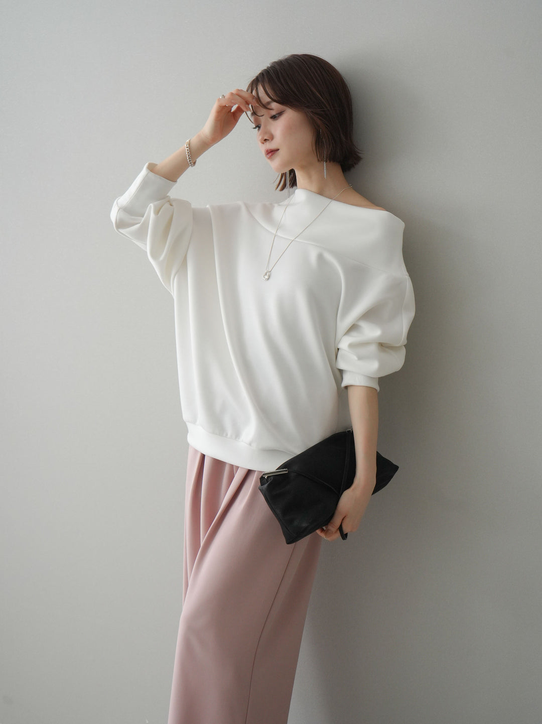 [予約]アシンメトリーオフショルポンチプルオーバー/white