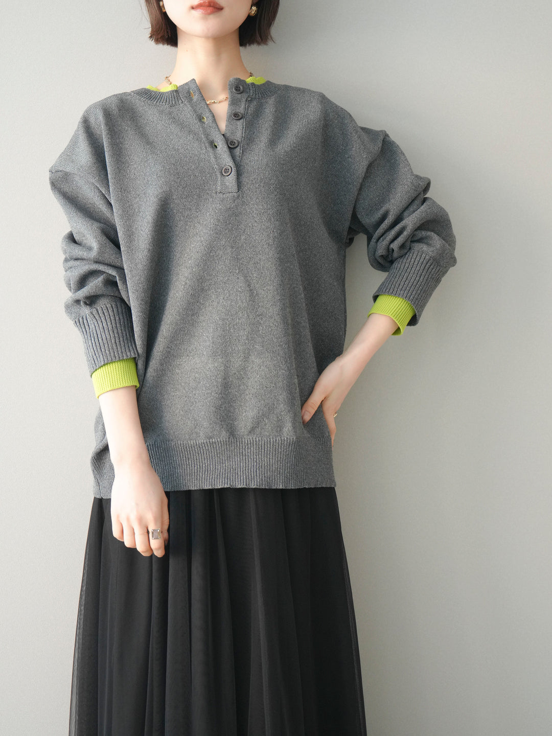 [予約]2WAYネック配色レイヤードニットプルオーバー/charcoal