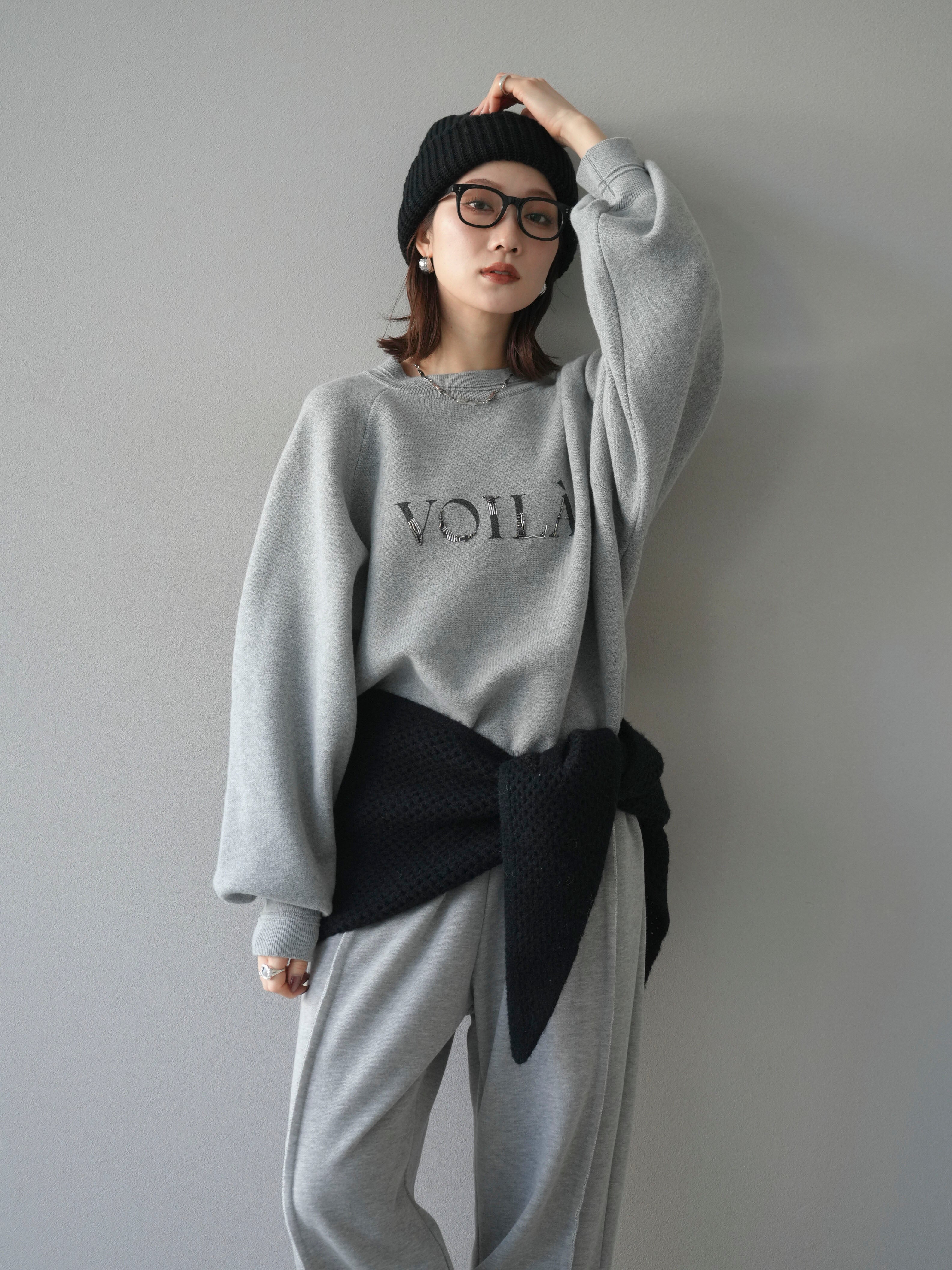 予約]スウェットライクビーズロゴ刺繍ニットプルオーバー/mokugray