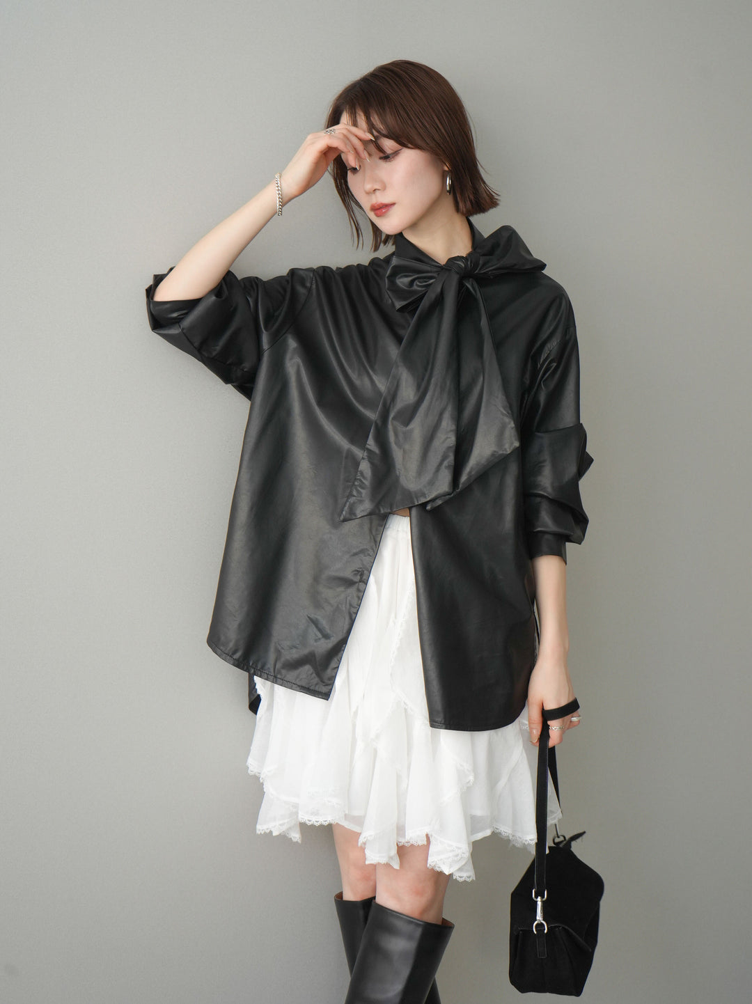 [予約]フェイクレザーボウタイブラウス/black