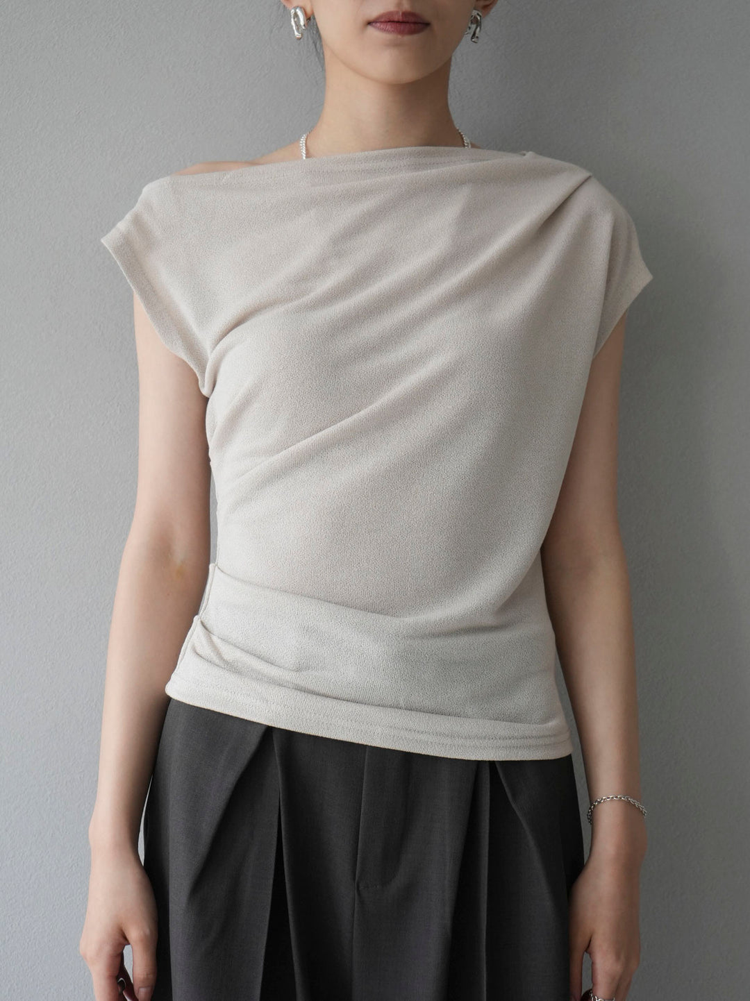 [Pre-order] Asymmetrical tuck sleeveless knit/beige