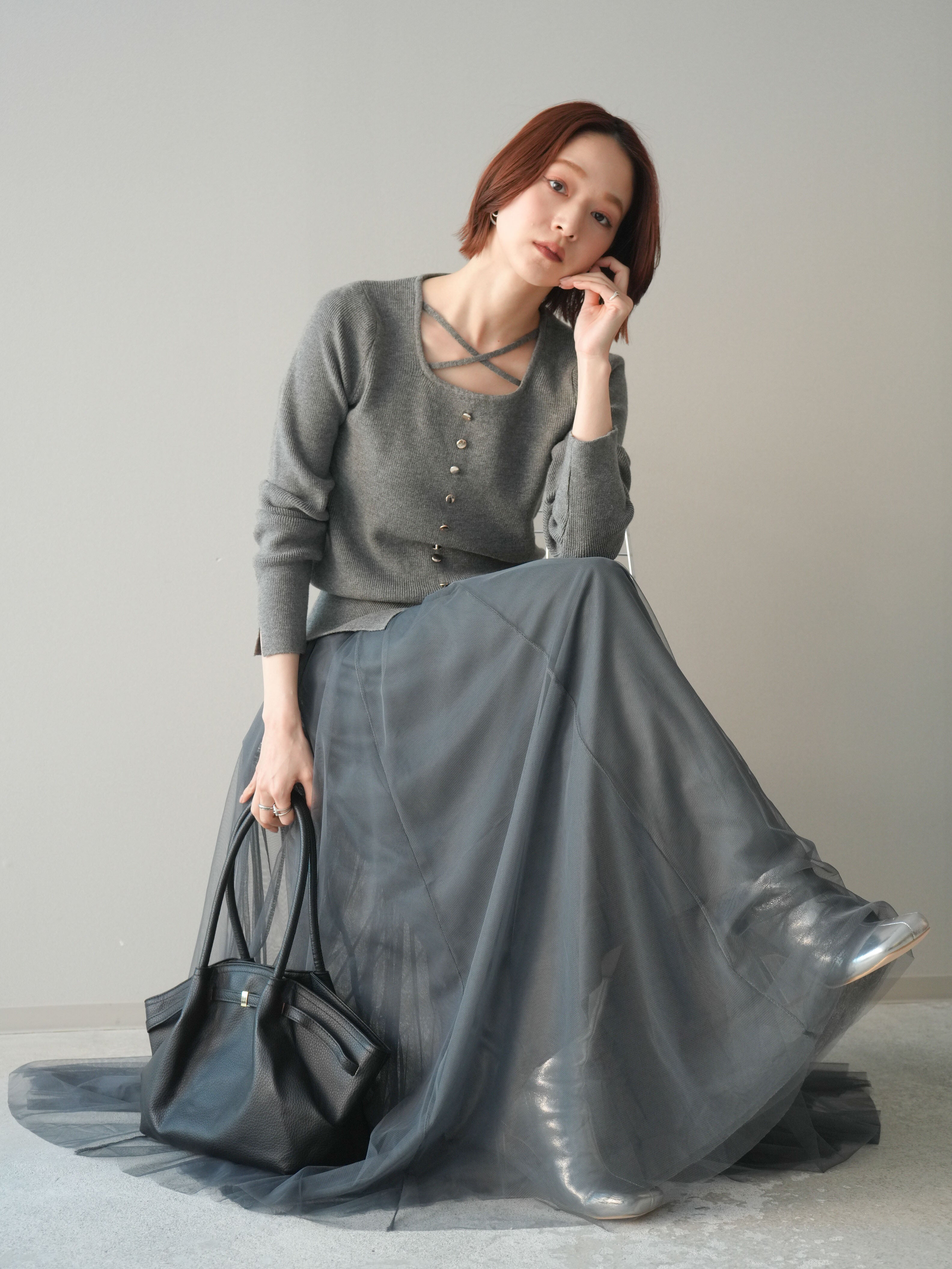 予約]クロスデザインネックシルバーボタンニット/gray – Lumier