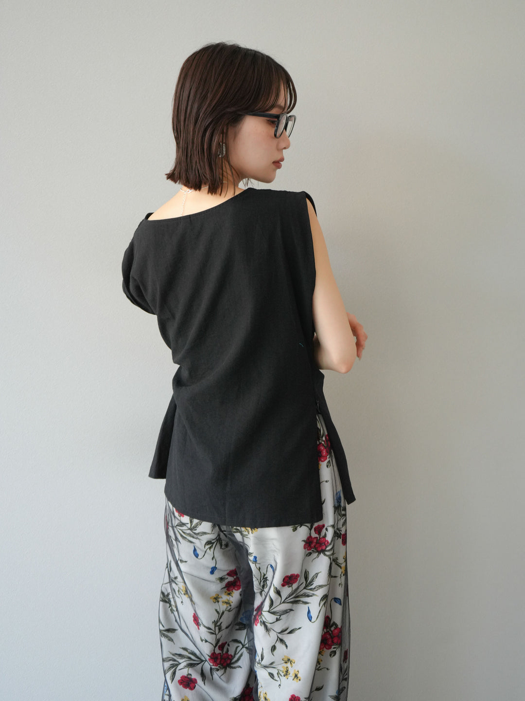 [SET] 側扭法式上衣+植物圖案休閒褲+繩繡薄紗疊穿褲（3件套裝）