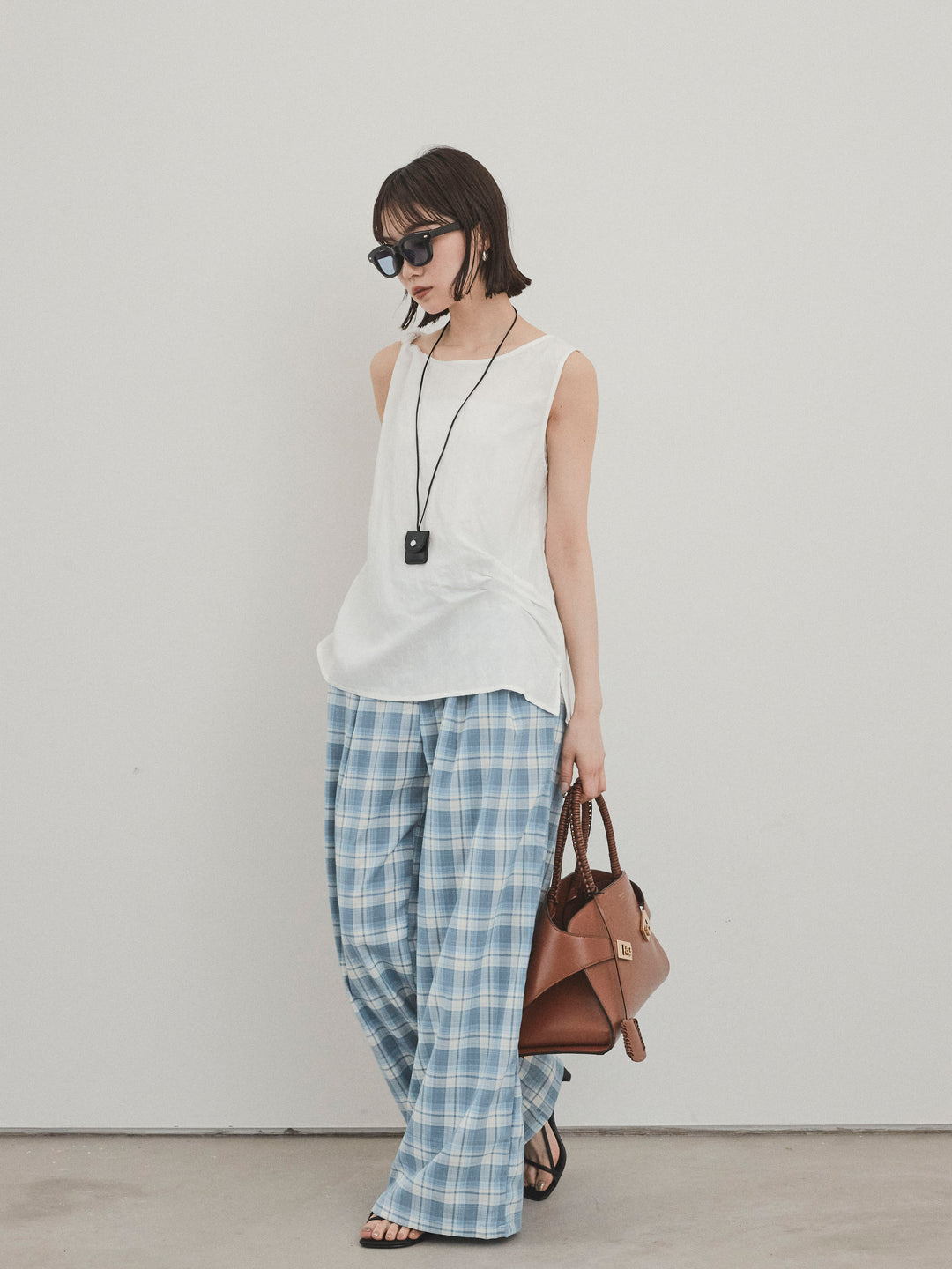 [SET] 扭紋無袖上衣配皮項鍊 + 格紋寬褲 (2 件套)