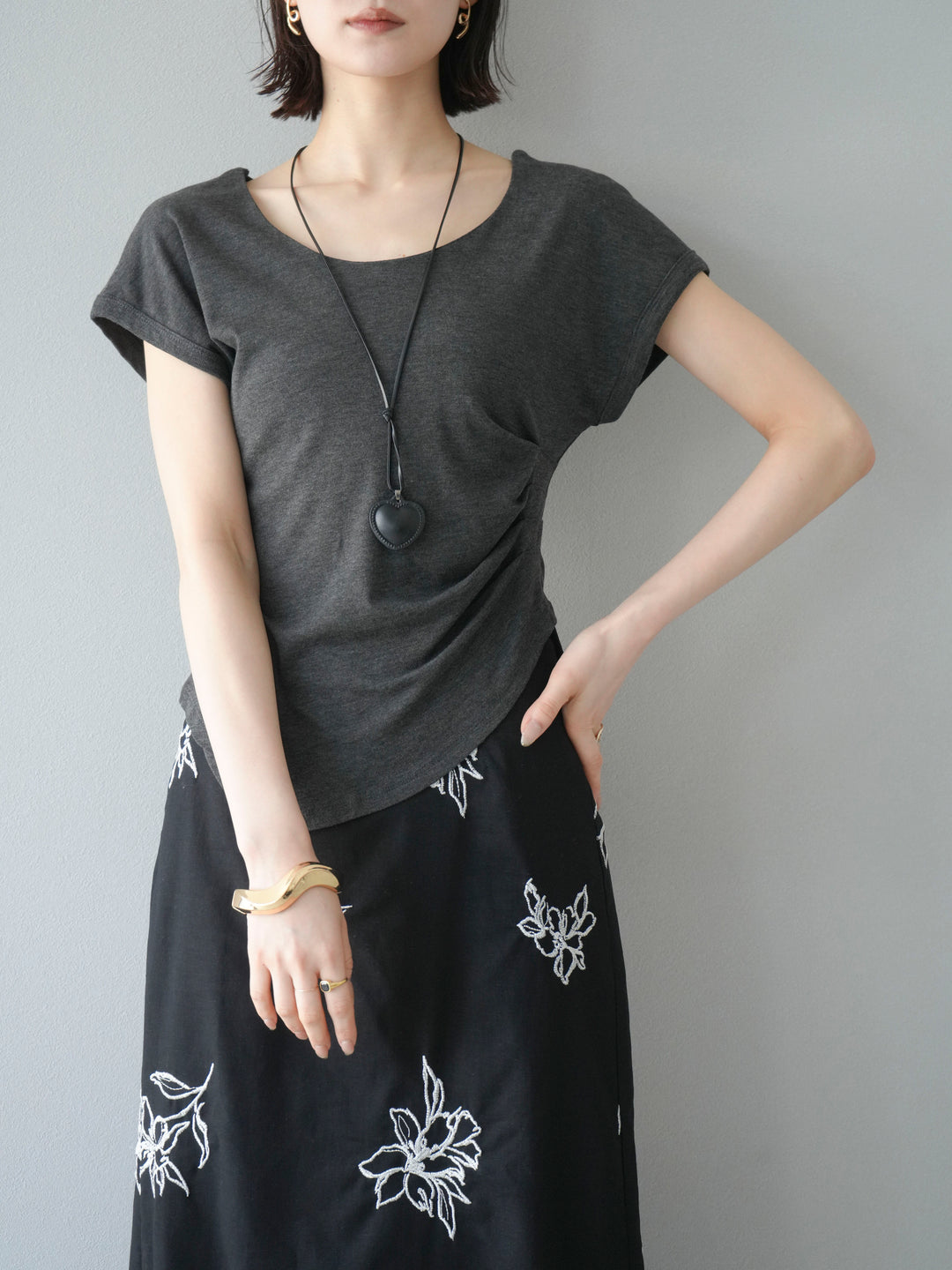 [予約]タックTシャツ＆レザーハートネックレスSET /チャコール