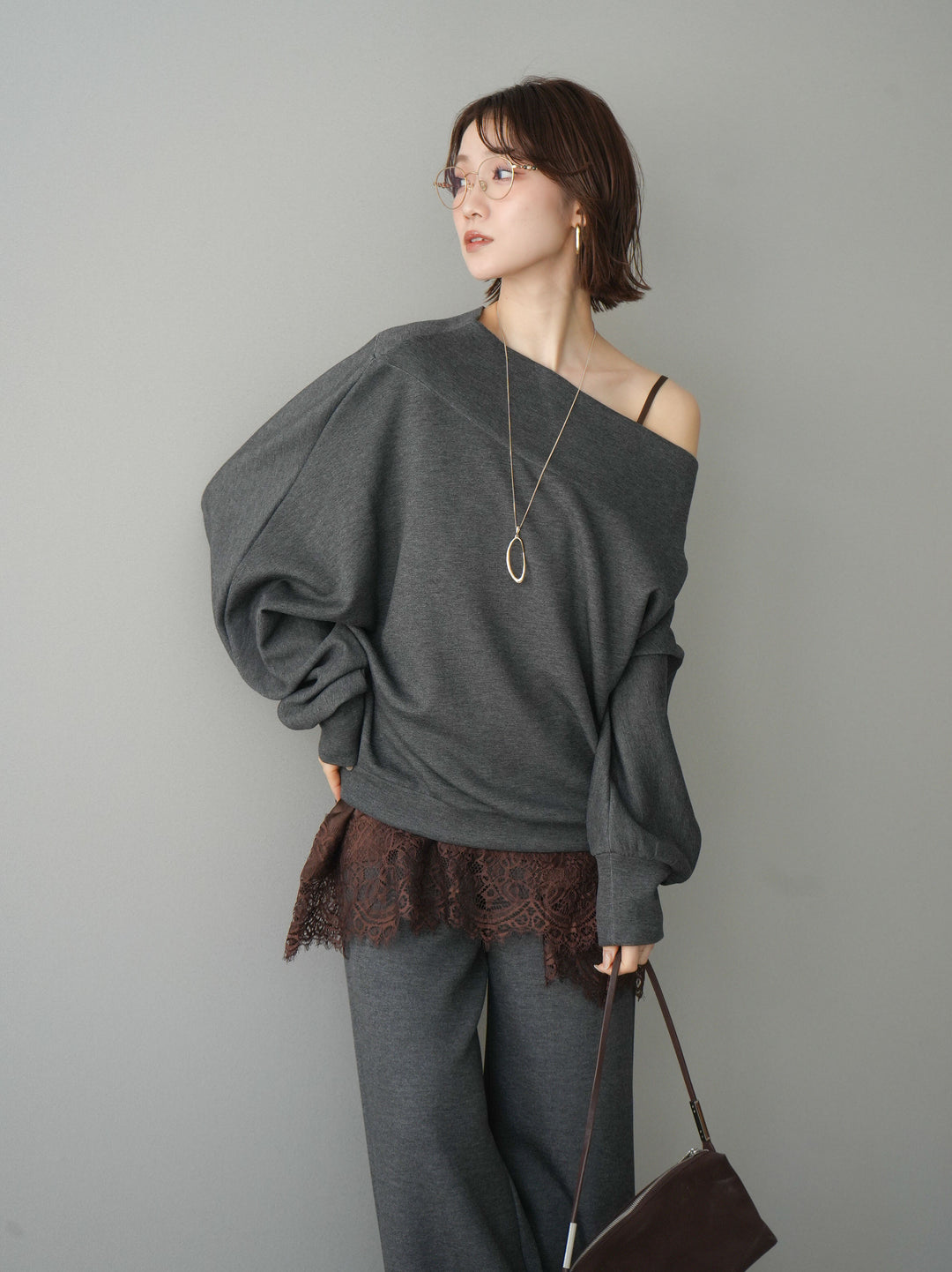 [SET]アシンメトリーオフショルポンチプルオーバー+レーストリムキャミソール(2set)