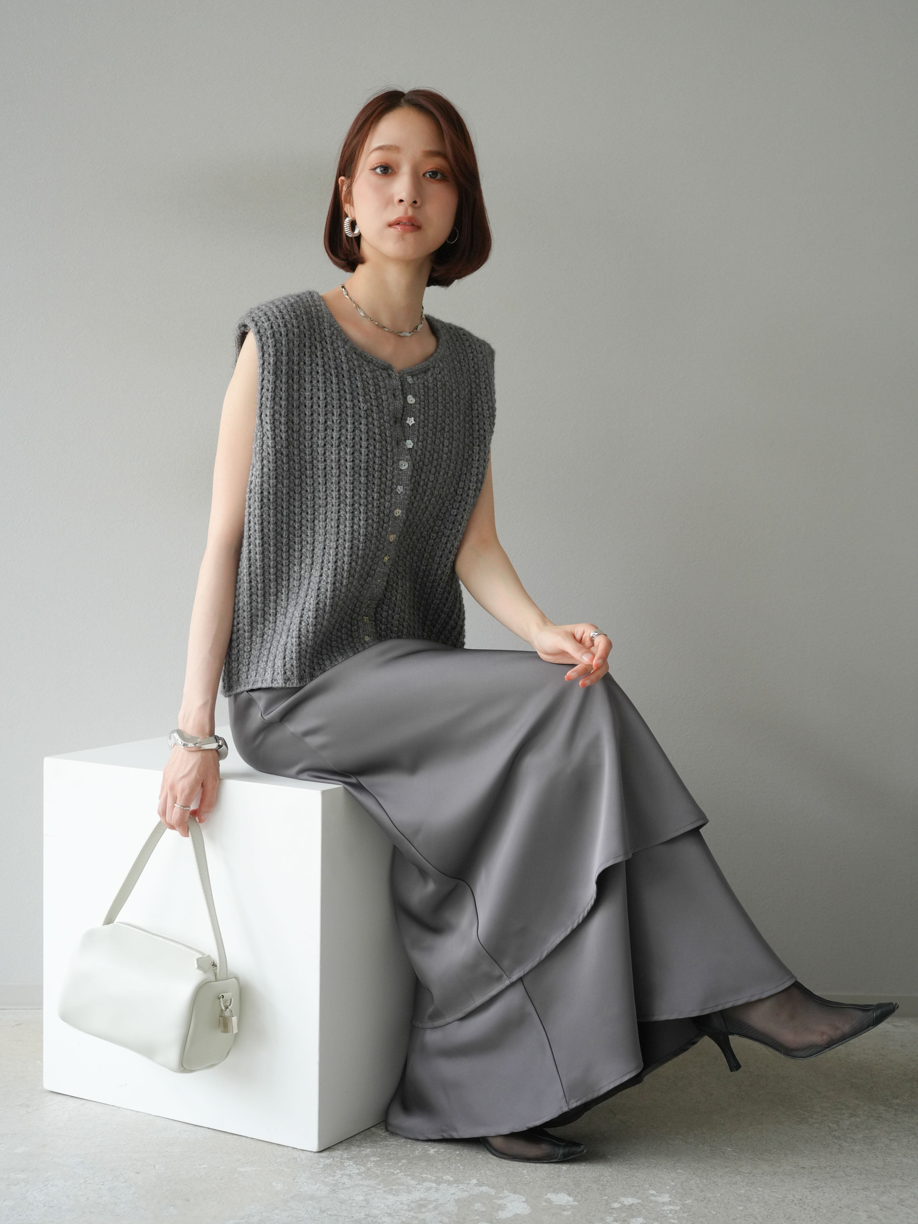 予約]ランダムボタンニットベスト/チャコール – Lumier