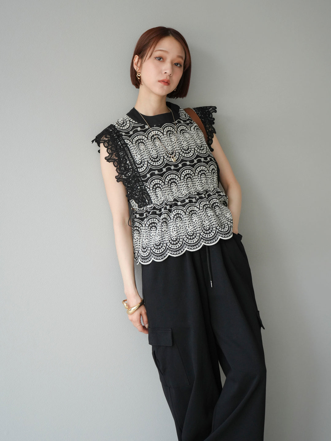 [SET] 扇貝刺繡蕾絲上衣 + 腰線側袋運動褲（2 組）