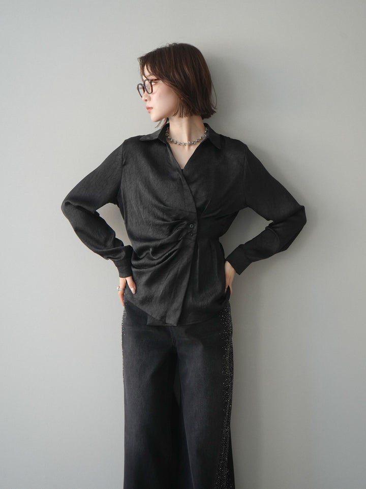 [予約]サイドギャザーアシンメトリーデザインサテンブラウス/black
