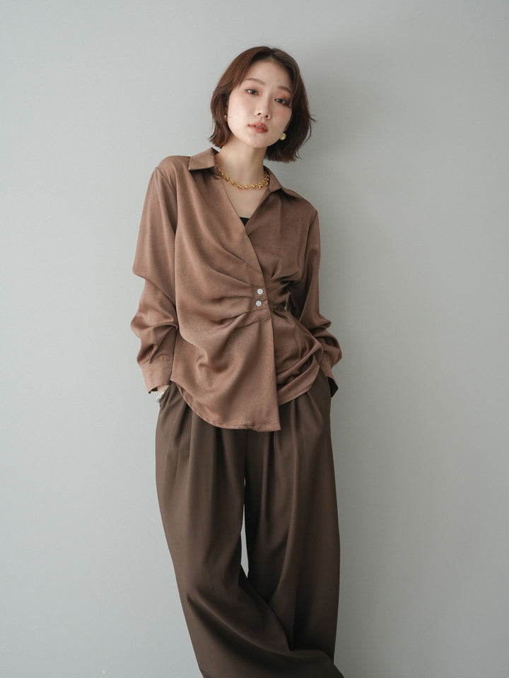 [予約]サイドギャザーアシンメトリーデザインサテンブラウス/brown