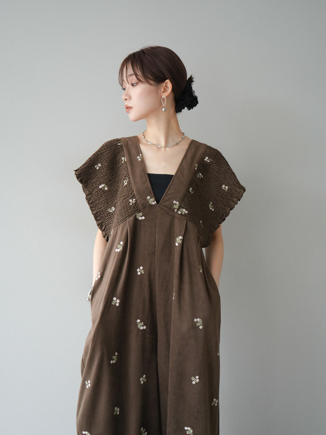 [予約]ベロアフラワー刺繍シャーリングサロペット/ブラウン