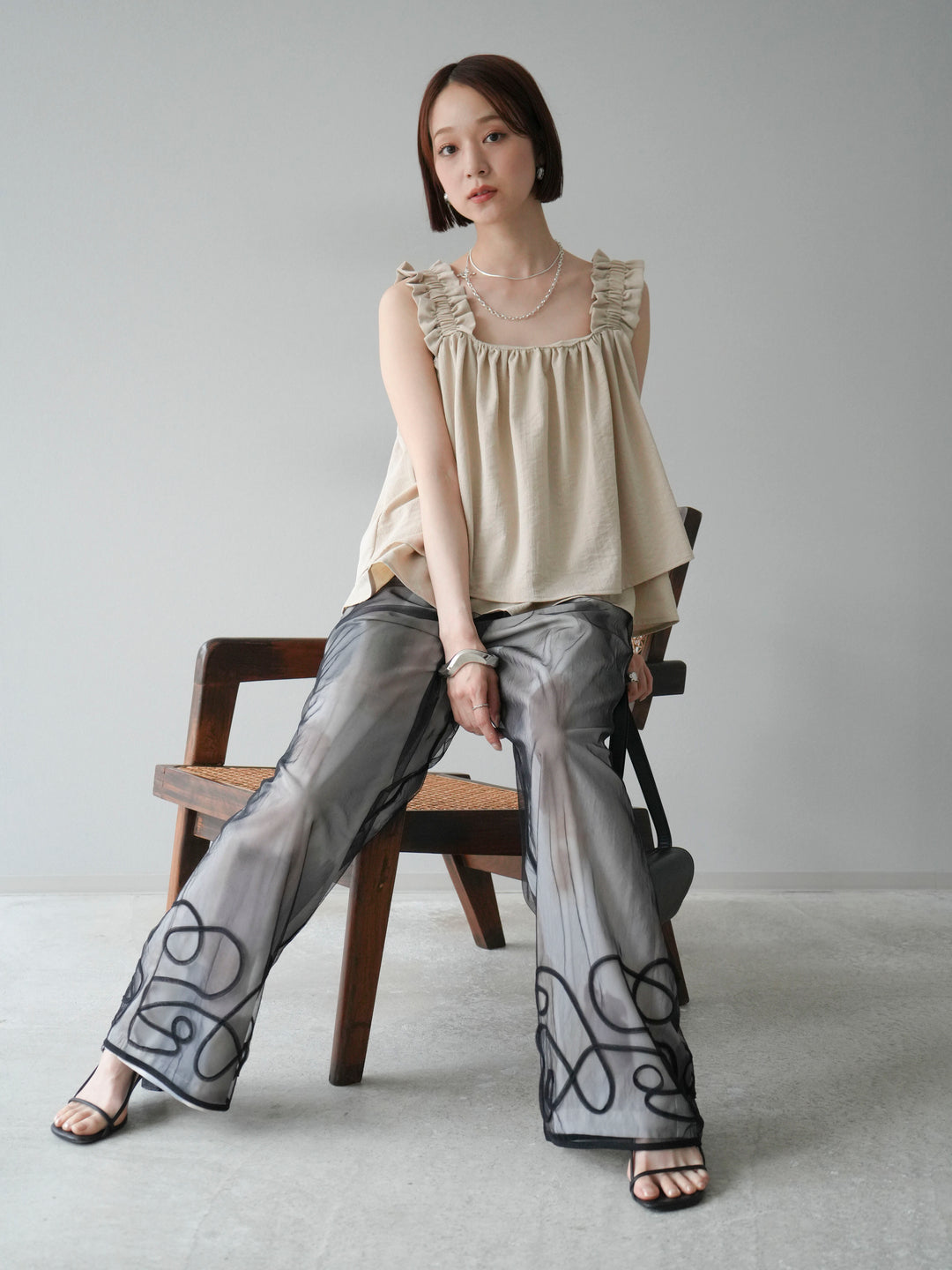 [SET] 縮肩喇叭背心 + 水彩藝術休閒褲 + 繩繡薄紗疊穿褲 (3 件套)