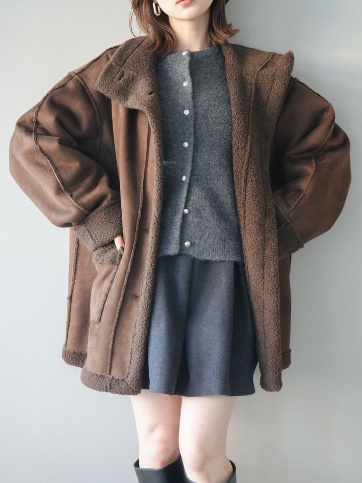 [予約]スタンドネックフェイクムートンミディアムコート/brown