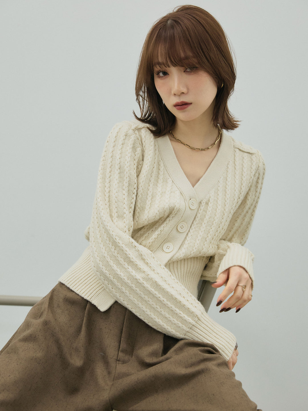 【Allure】[SET]編みこみVネックニットカーディガン+モックスカルゼサイドタックコクーンパンツ(2set)