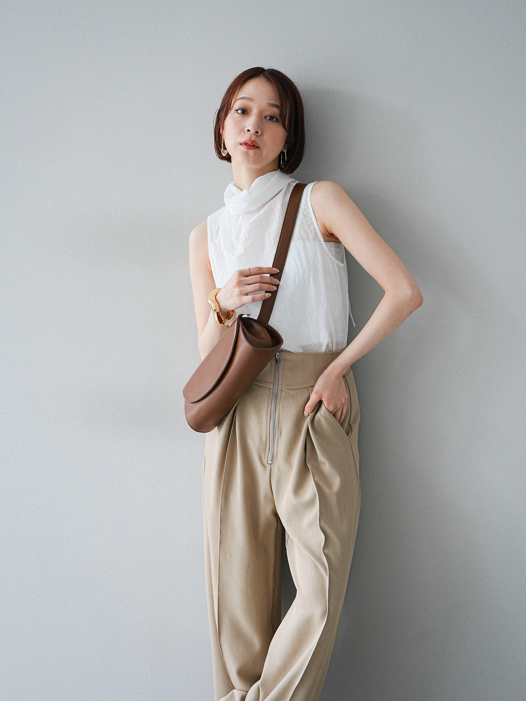 [SET] 後繫帶無袖上衣 + 拉鍊褶襉寬褲 (2 套)