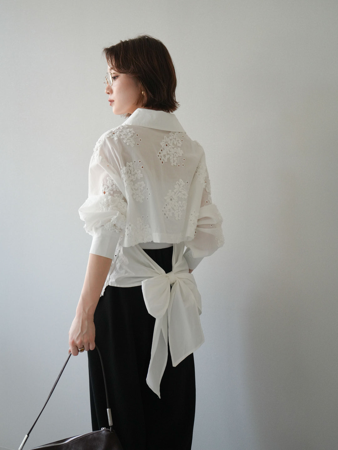 [SET]バックリボンフラワーエンブロイダリーシャツ+選べるアクセセット(2set)