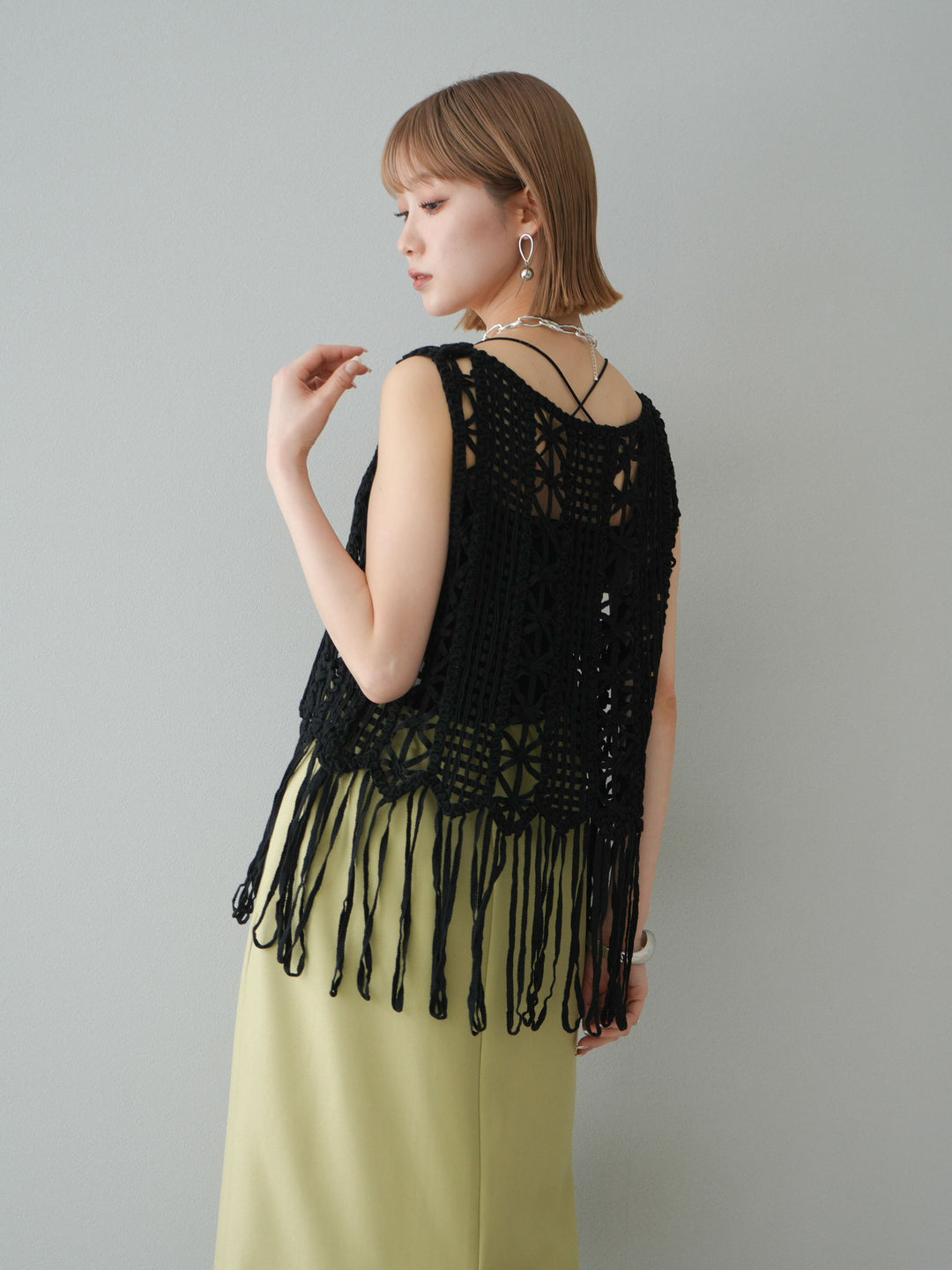 [予約]クロシェフリンジノースリーブトップス/ブラック