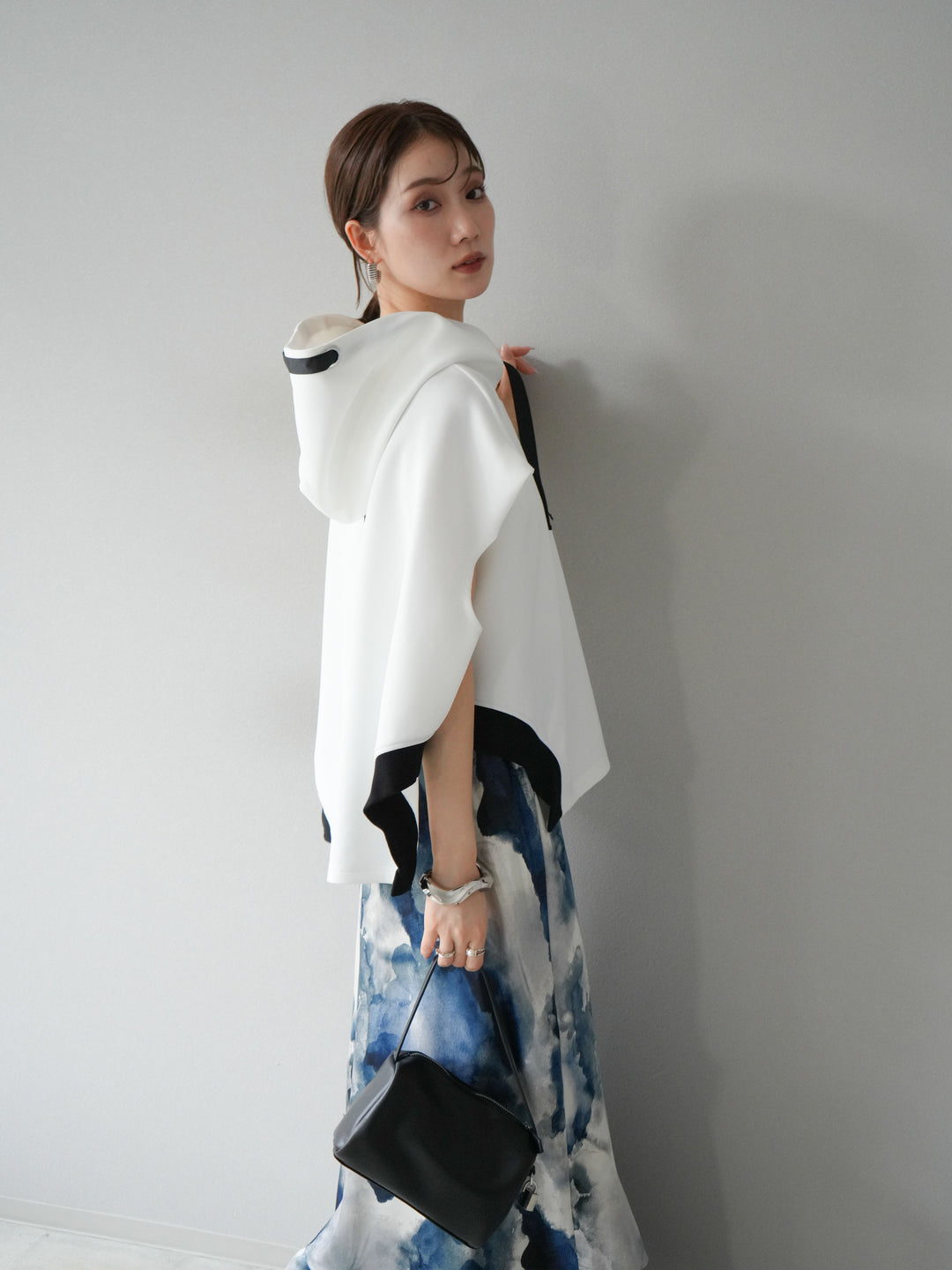 [SET]アシンメトリードルマンバックZIPフーディー+ニュアンスサテンフリルスカート(2set)