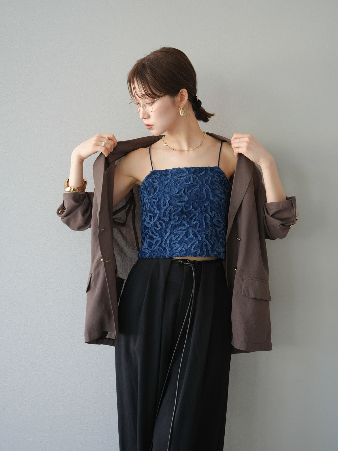 [SET] 金色扣環透視外套 + 滾邊花朵透視天鵝絨吊帶背心 + 繩紋腰帶麻感寬褲 (3 件套)