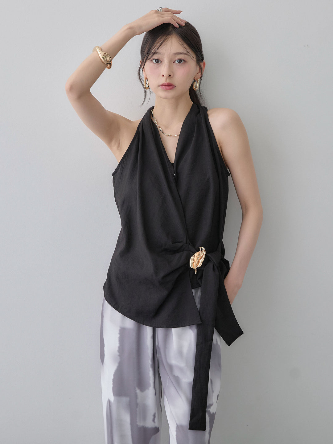 [予約]ゴールドモチーフカシュクールノースリトップス/black