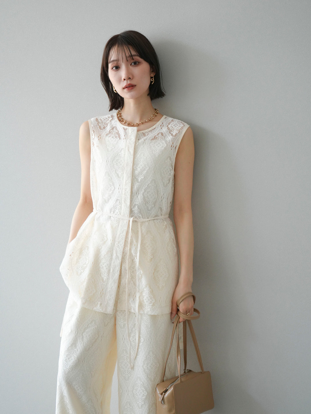 [SET] 緞面滾邊蕾絲無袖上衣 + 蕾絲疊穿休閒褲 (2件套)