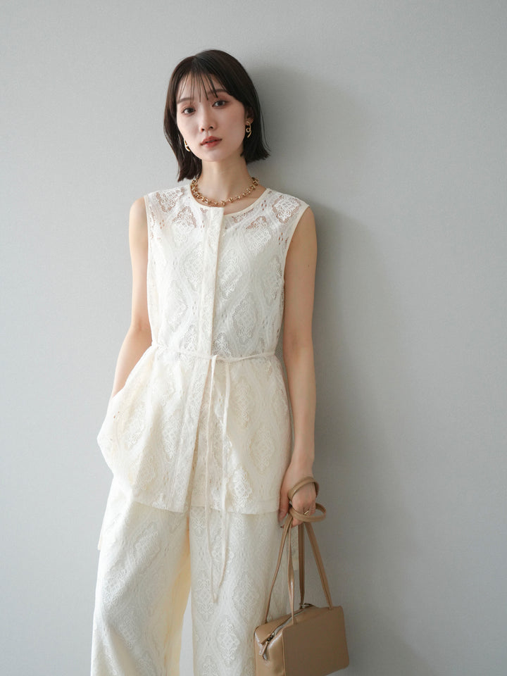 [SET] 緞面滾邊蕾絲無袖上衣 + 蕾絲疊穿休閒褲 (2件套)