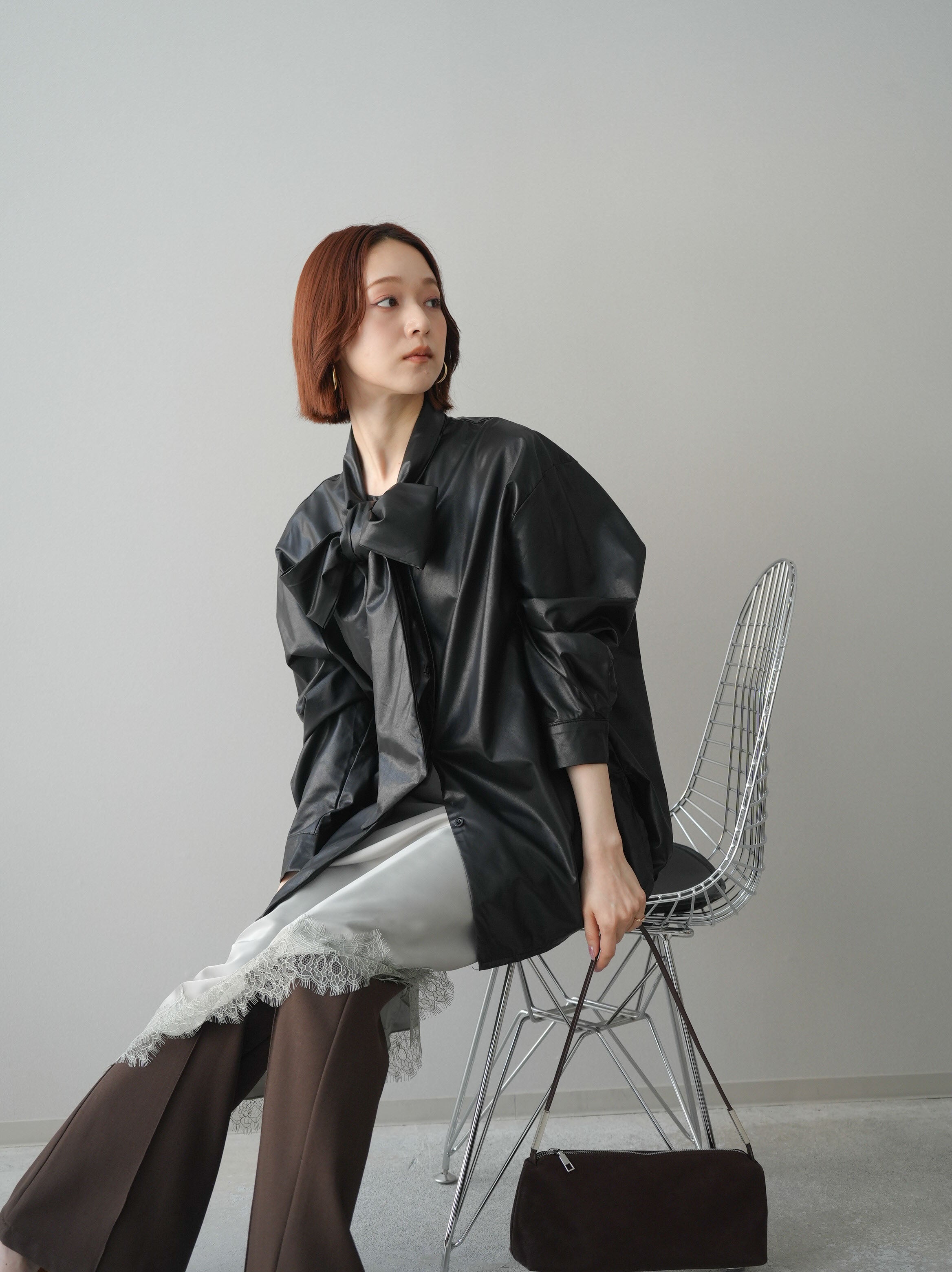 SET]フェイクレザーボウタイブラウス+サテンライクアシメレース