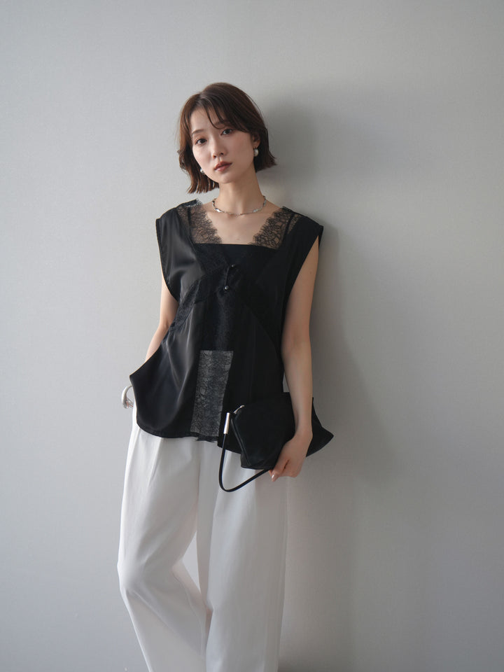 【預購】緞面交叉蕾絲上衣 / 黑色