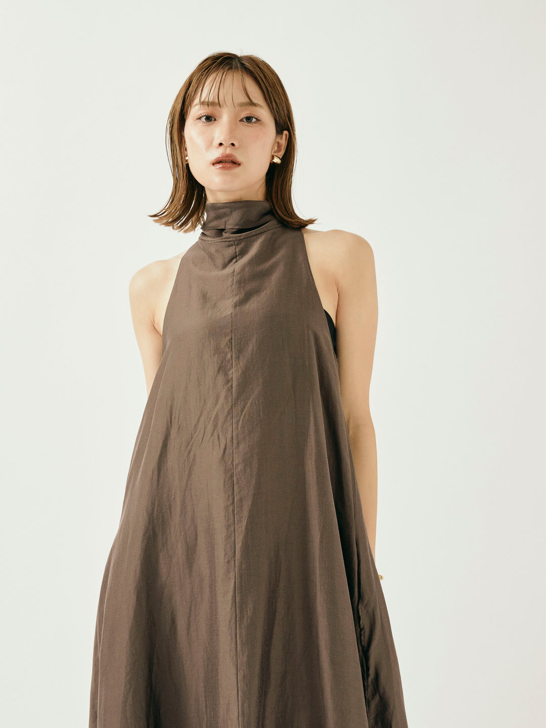 [予約]シャイニーホルターネックレイヤードワンピース/ブラウン
