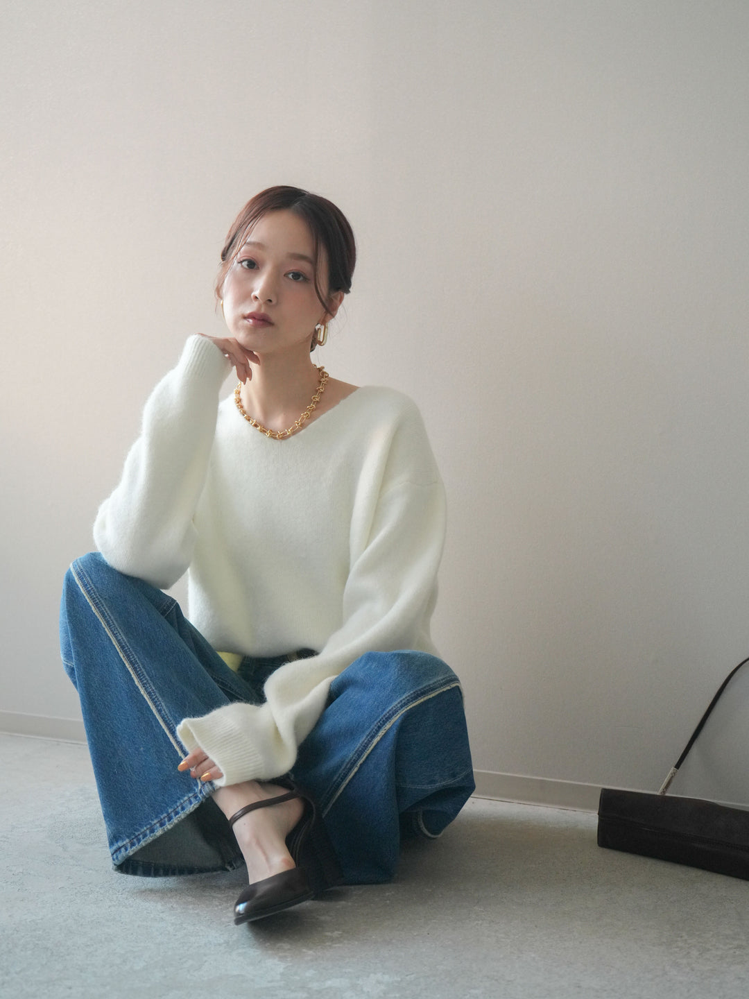 [SET]シュシュ付きアンゴラタッチVネックニットプルオーバー+サイドフリンジワイドデニムパンツ(2set)