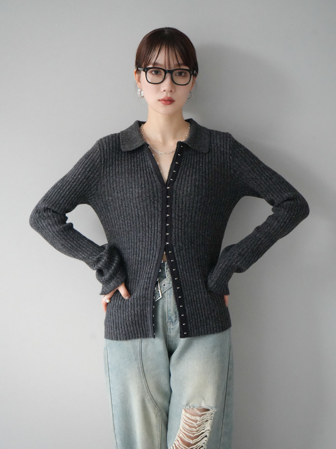 [預訂] 鉤眼細部領口針織開襟衫/炭灰