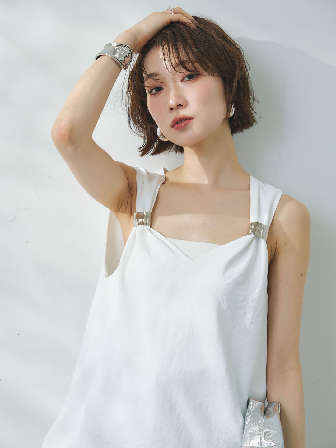 【Allure】[SET]メタルモチーフノースリーブブラウス+ウエストフリンジカットオフカーブデニムパンツ(2set)