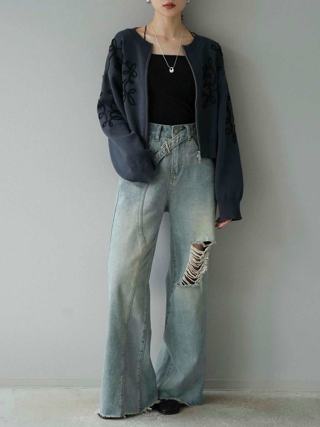[SET]コード刺繍コットンニットジップカーディガン+ダブルストラップカットリブブラキャミソール+ベルトアシンメトリーダメージデニム(3set)