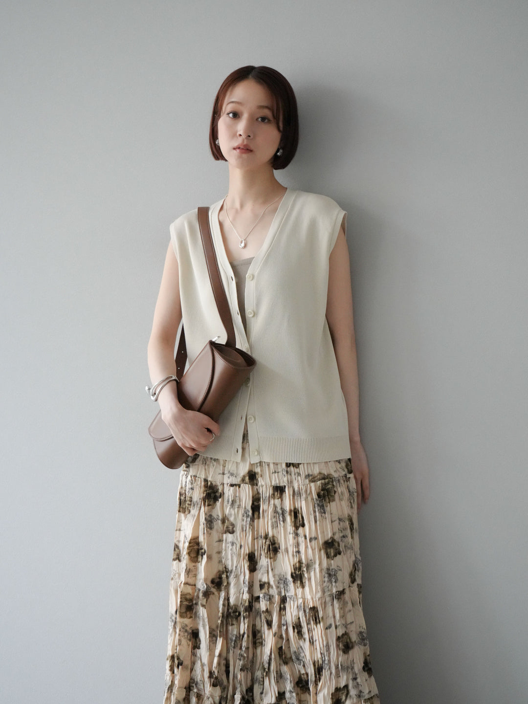 [SET] V領人造絲針織背心+花邊長裙（2件組）