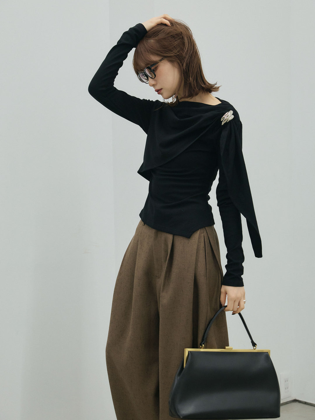 【Allure】[SET]ブローチ付ドレープ裏起毛トップス+モックスカルゼサイドタックコクーンパンツ(2set)