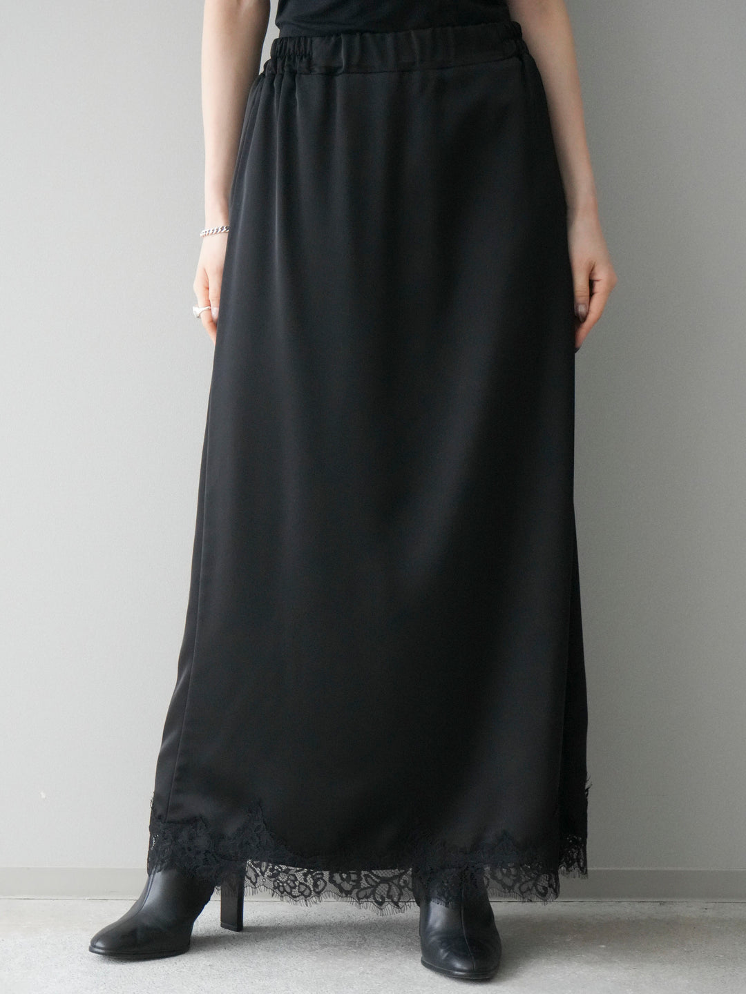 [予約]裾レースサテンナロースカート/black