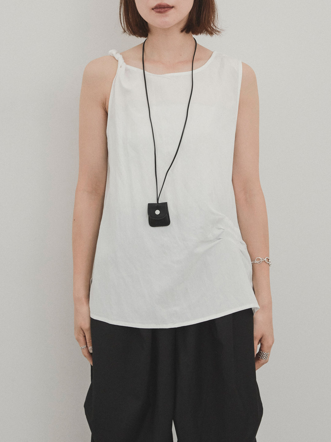 [予約]レザーネックレス付ツイストノースリブラウス/アイボリー