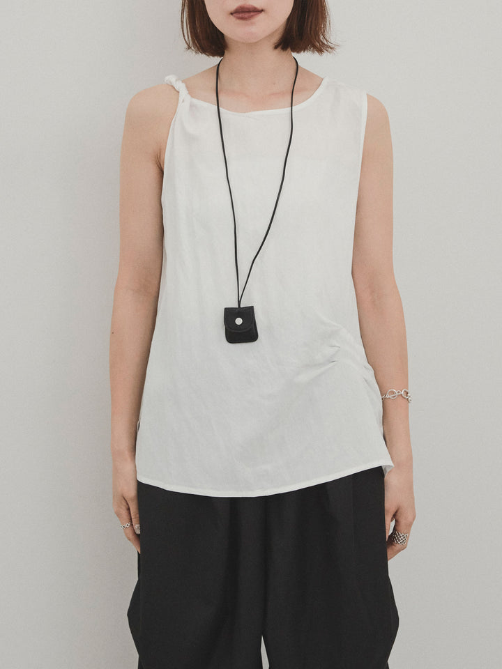 [予約]レザーネックレス付ツイストノースリブラウス/アイボリー