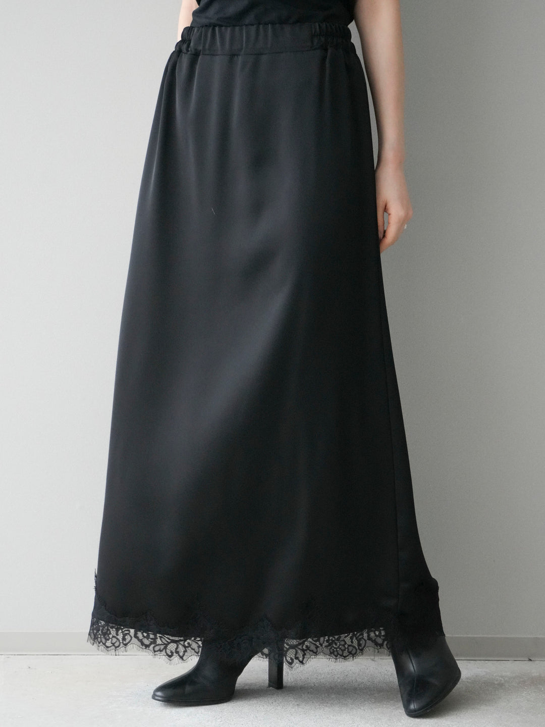 [予約]裾レースサテンナロースカート/black