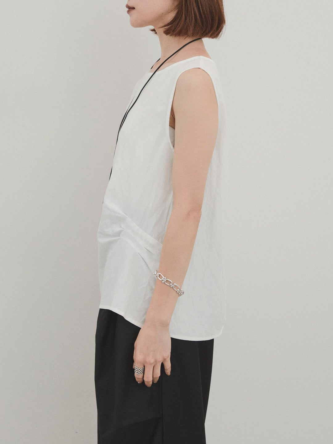 [予約]レザーネックレス付ツイストノースリブラウス/アイボリー