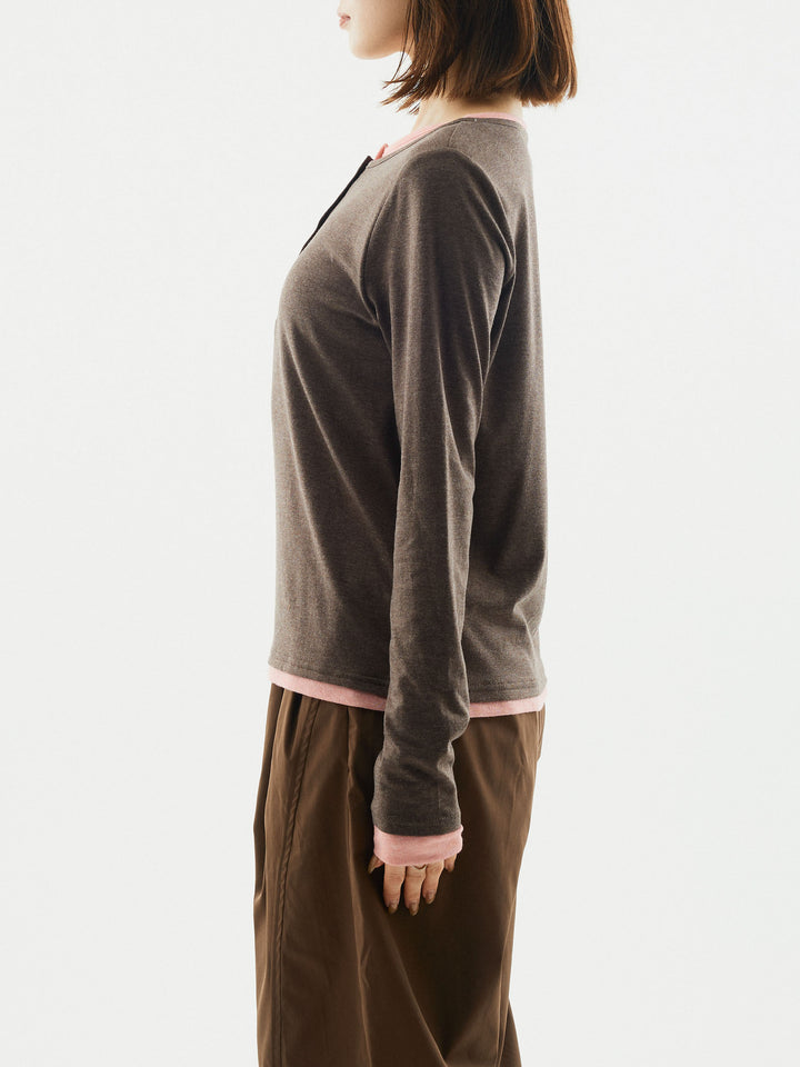 [予約]配色レイヤードヘンリーネックトップス/ブラウン