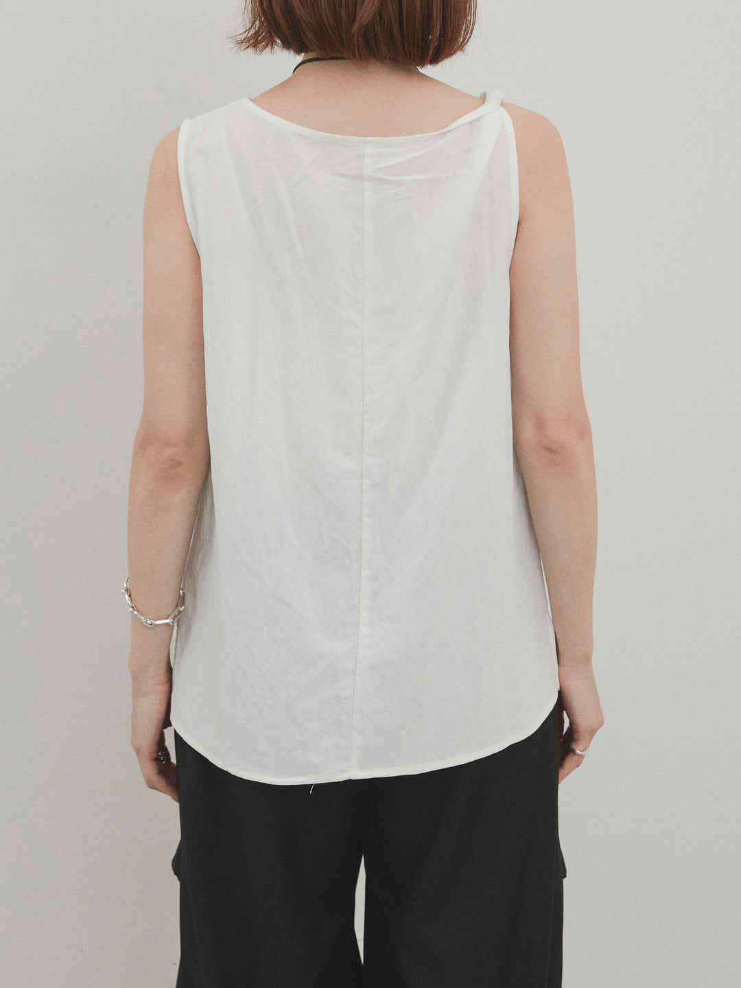 [予約]レザーネックレス付ツイストノースリブラウス/アイボリー