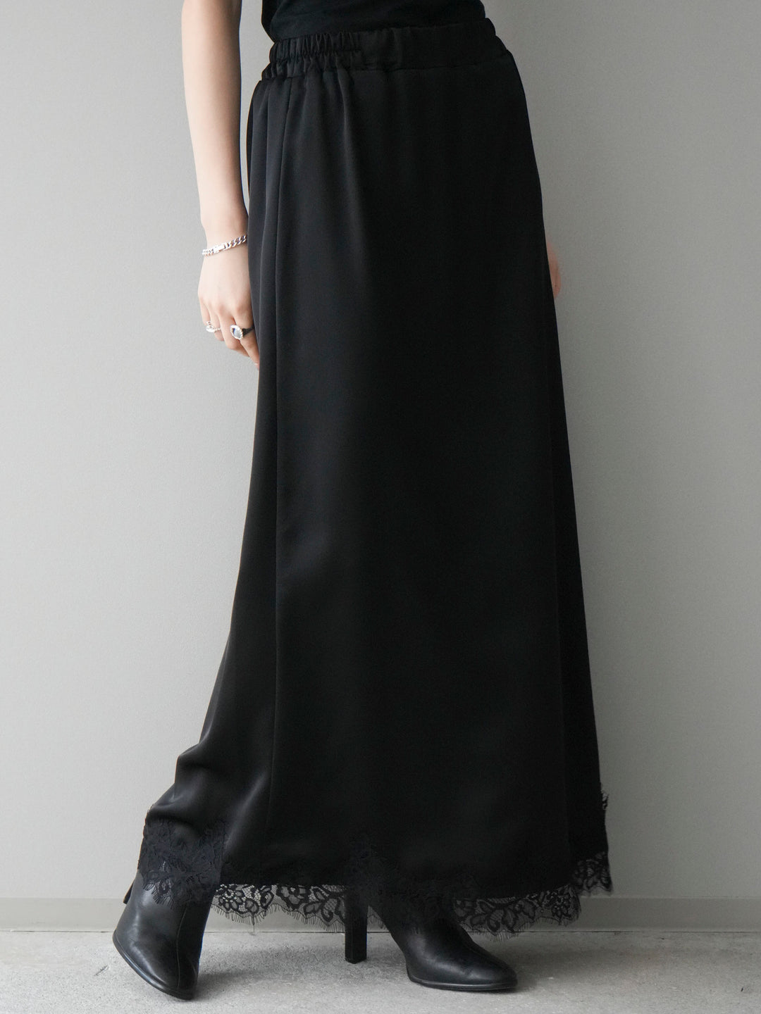 [予約]裾レースサテンナロースカート/black