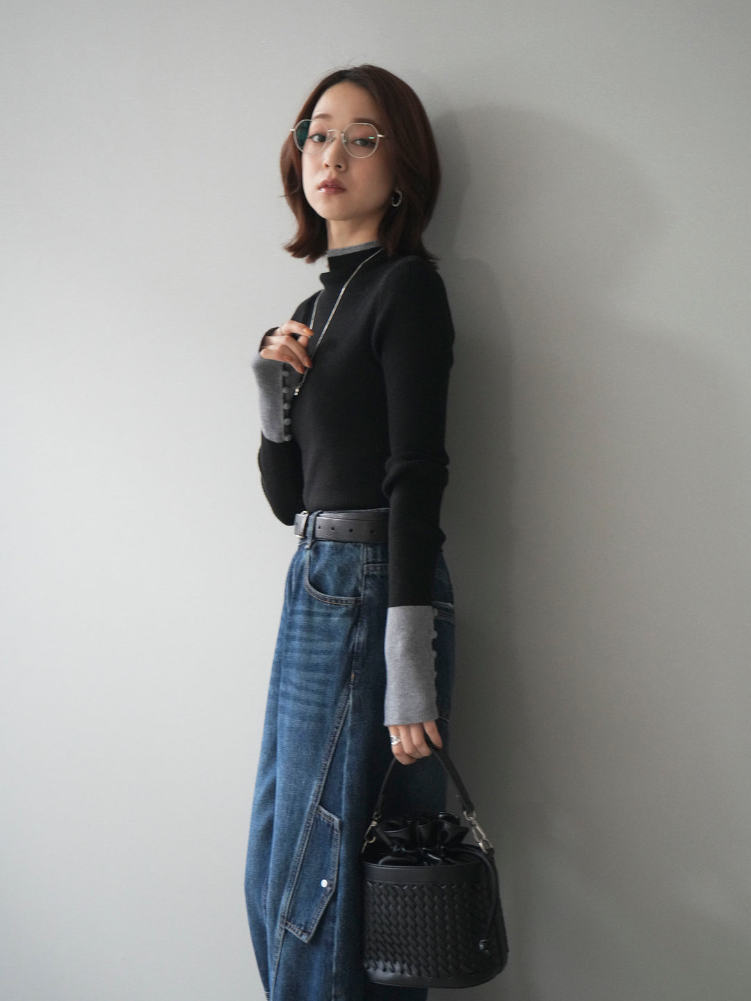 [予約]袖ボタンハイネック配色リブニットトップス/black