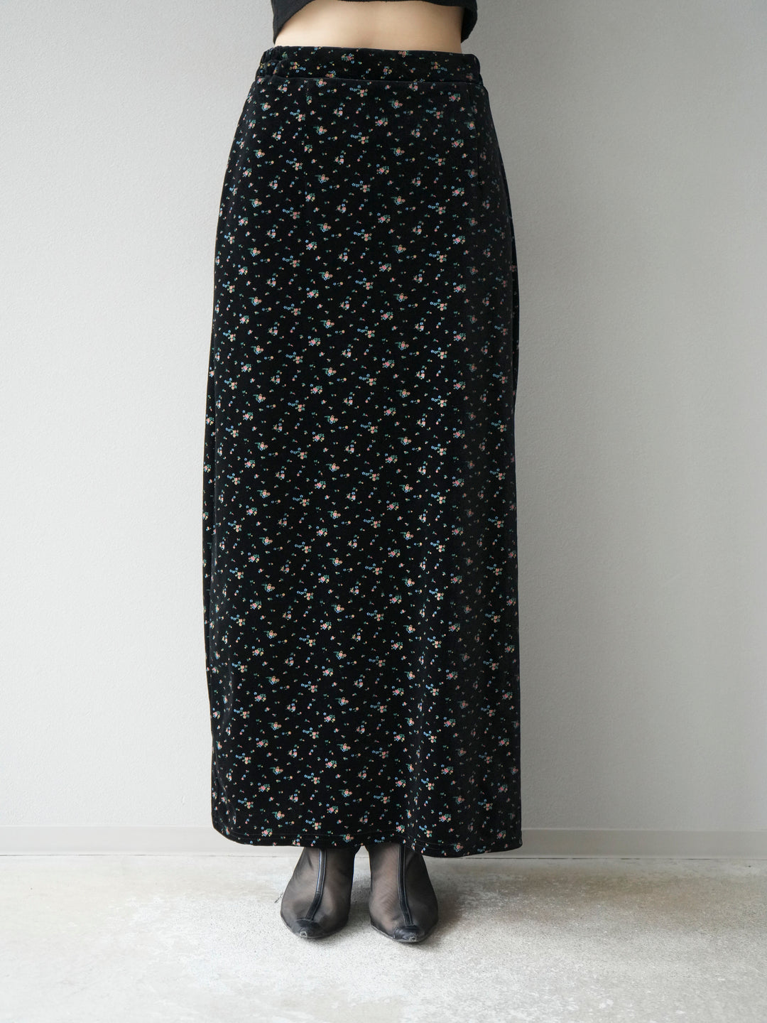 [予約]ベロアフラワープリントIラインスカート/ブラックxイエロー