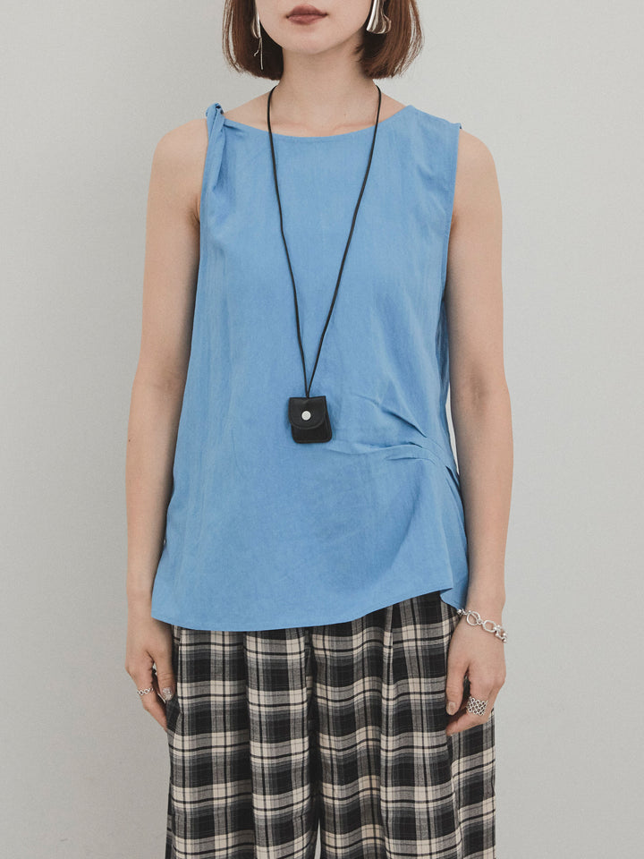 [予約]レザーネックレス付ツイストノースリブラウス/ブルー