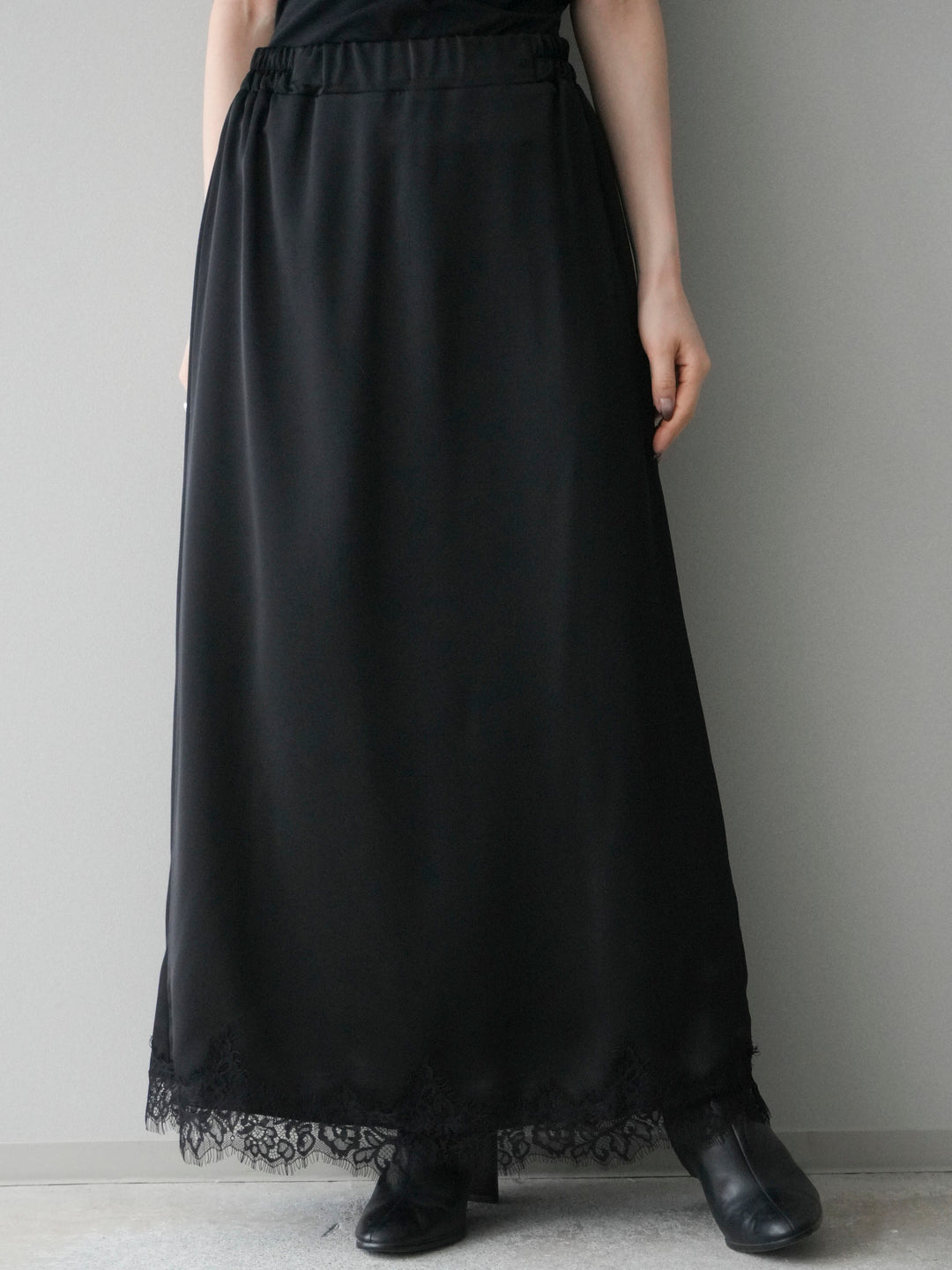 [予約]裾レースサテンナロースカート/black