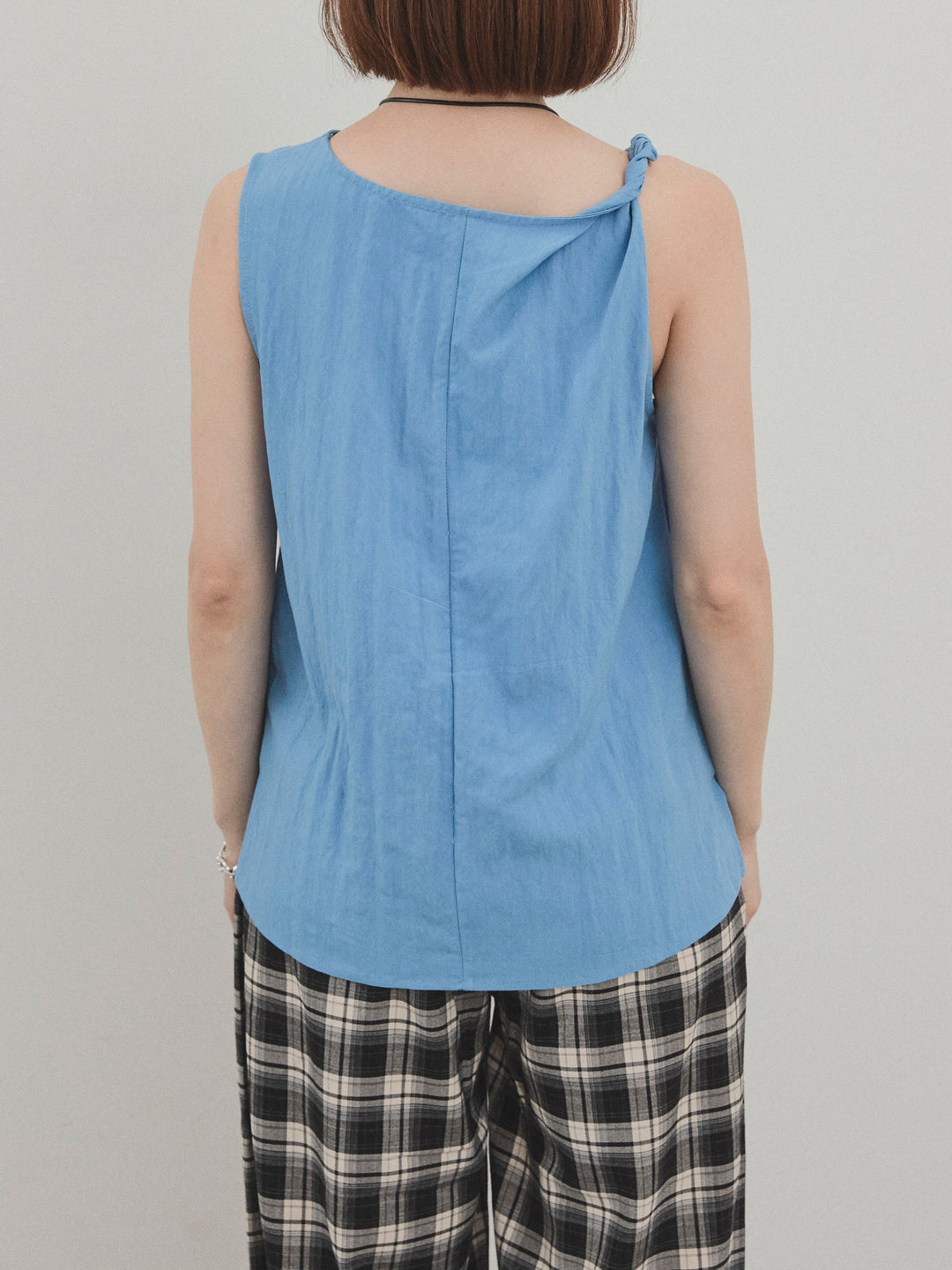 [予約]レザーネックレス付ツイストノースリブラウス/ブルー