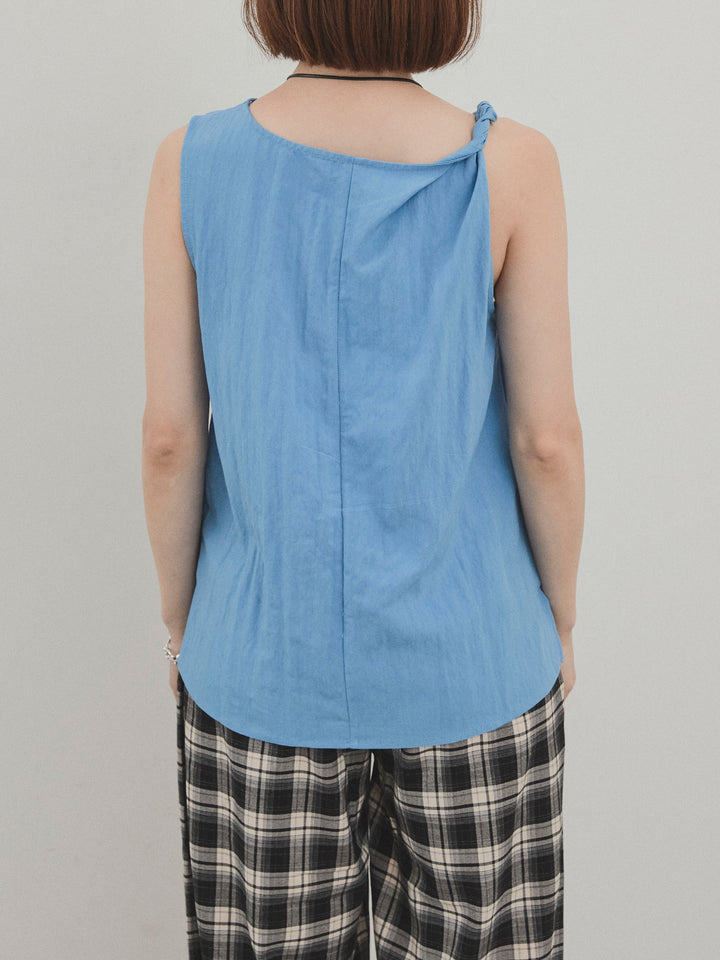 [予約]レザーネックレス付ツイストノースリブラウス/ブルー