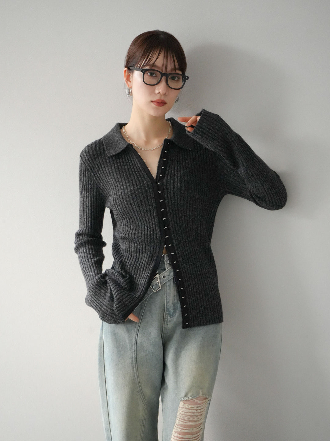 [預訂] 鉤眼細部領口針織開襟衫/炭灰